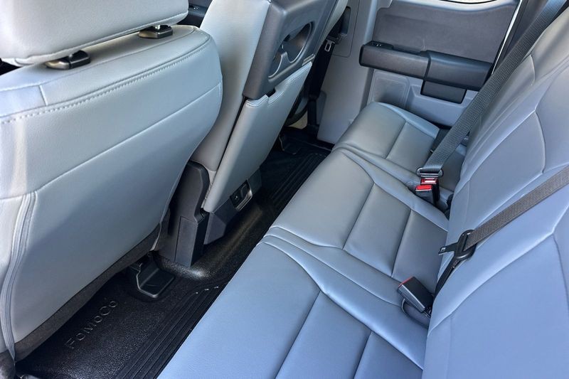 Ford F-250SD Vehicle Full-screen Gallery Image 12