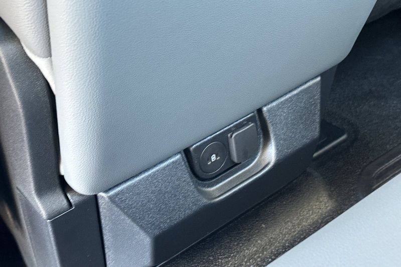 Ford F-250SD Vehicle Full-screen Gallery Image 13