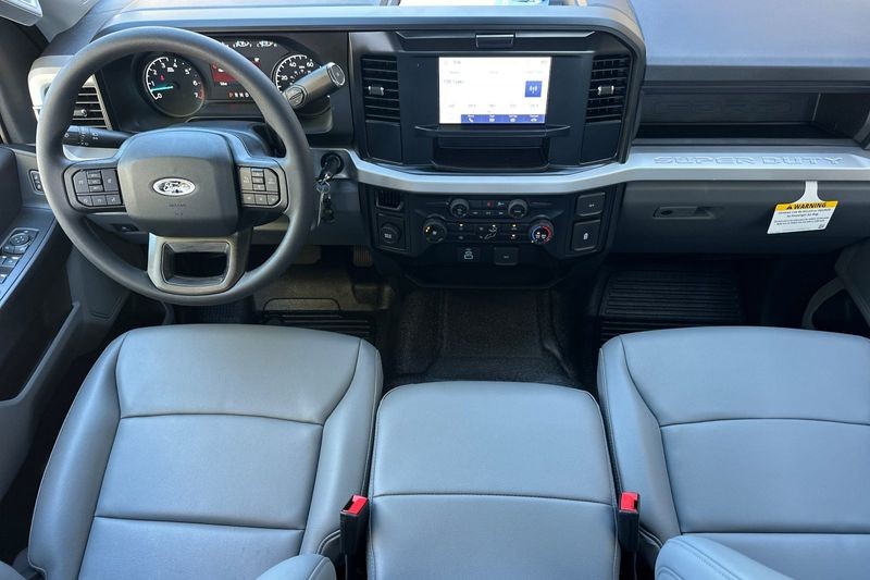 Ford F-250SD Vehicle Full-screen Gallery Image 14