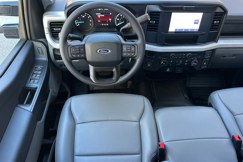 Ford F-250SD Vehicle Full-screen Gallery Image 15