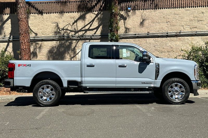 Ford F-250SD Vehicle Full-screen Gallery Image 02
