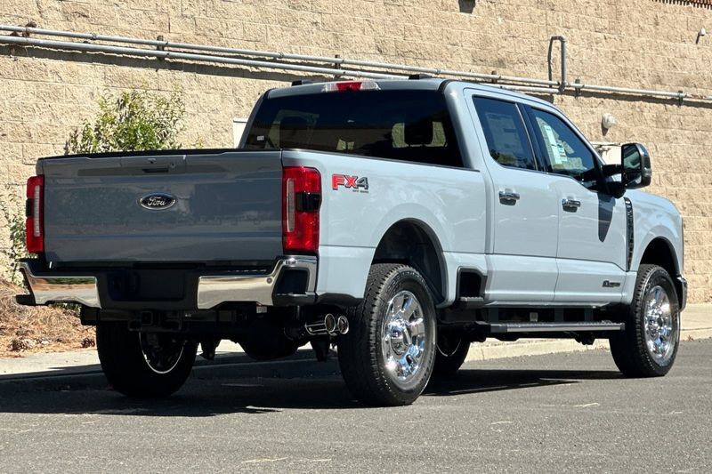 Ford F-250SD Vehicle Full-screen Gallery Image 03
