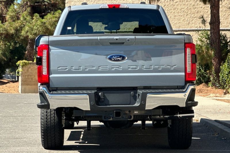 Ford F-250SD Vehicle Full-screen Gallery Image 04