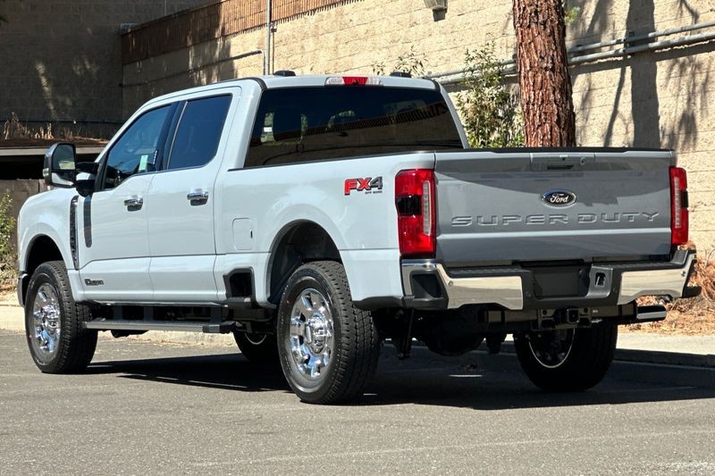 Ford F-250SD Vehicle Full-screen Gallery Image 05