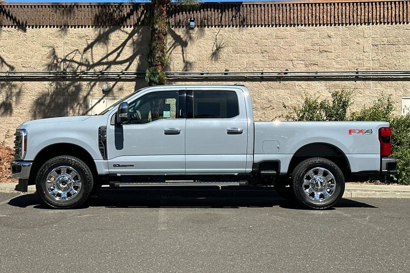 Ford F-250SD Vehicle Full-screen Gallery Image 06