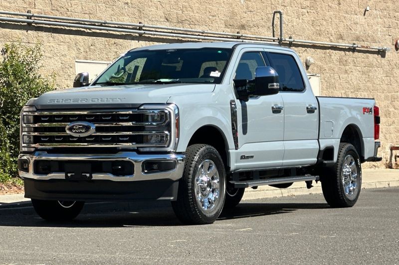 Ford F-250SD Vehicle Full-screen Gallery Image 07