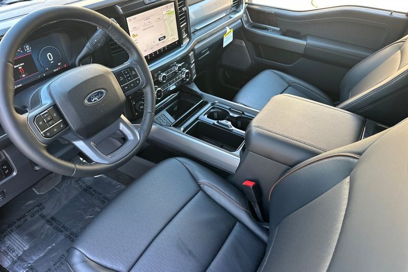Ford F-250SD Vehicle Full-screen Gallery Image 09