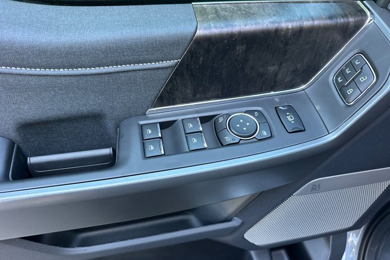 Ford F-250SD Vehicle Full-screen Gallery Image 10