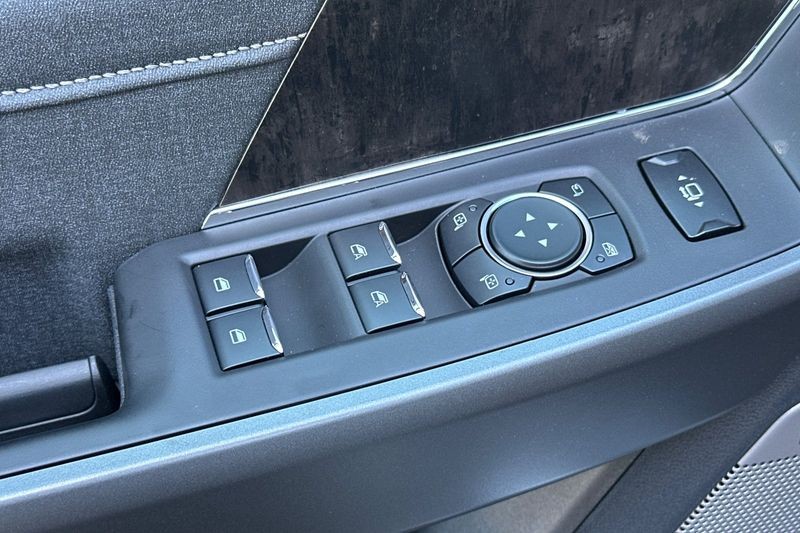 Ford F-250SD Vehicle Full-screen Gallery Image 11
