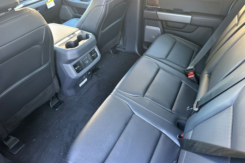 Ford F-250SD Vehicle Full-screen Gallery Image 12