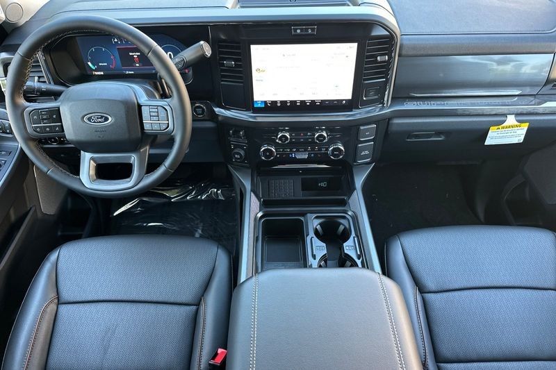 Ford F-250SD Vehicle Full-screen Gallery Image 14