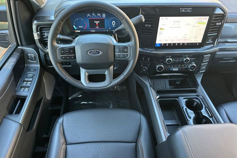 Ford F-250SD Vehicle Full-screen Gallery Image 15