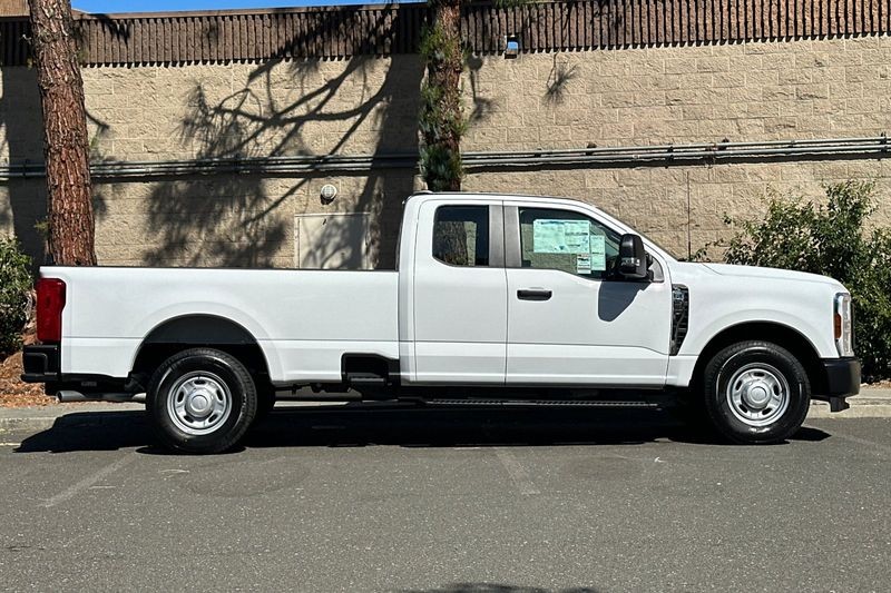 Ford F-250SD Vehicle Full-screen Gallery Image 02