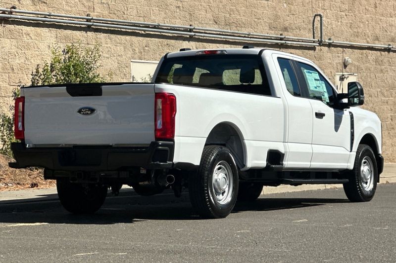 Ford F-250SD Vehicle Full-screen Gallery Image 03