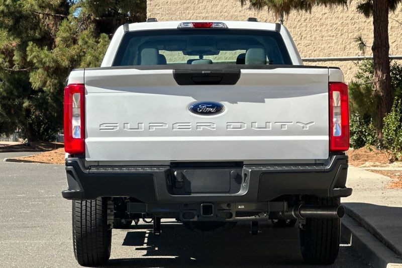 Ford F-250SD Vehicle Full-screen Gallery Image 04