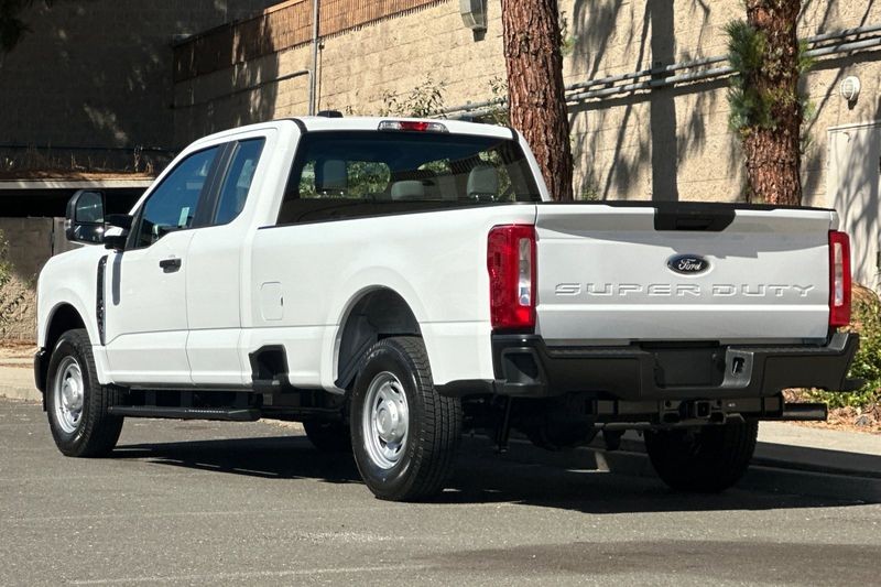 Ford F-250SD Vehicle Full-screen Gallery Image 05