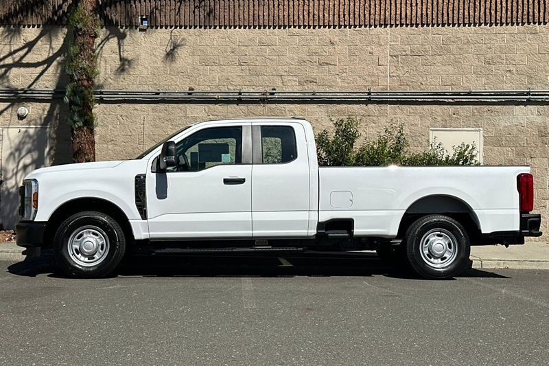 Ford F-250SD Vehicle Full-screen Gallery Image 06