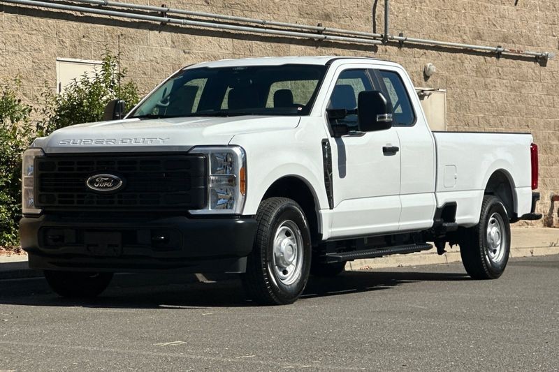 Ford F-250SD Vehicle Full-screen Gallery Image 07