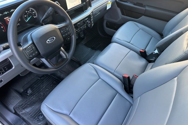 Ford F-250SD Vehicle Full-screen Gallery Image 09