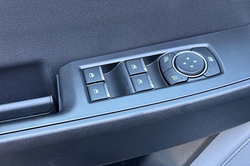 Ford F-250SD Vehicle Full-screen Gallery Image 11