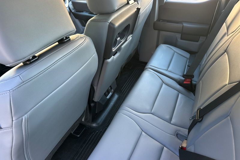 Ford F-250SD Vehicle Full-screen Gallery Image 12
