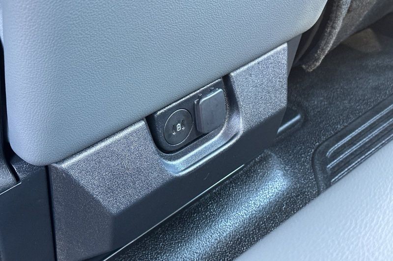 Ford F-250SD Vehicle Full-screen Gallery Image 13