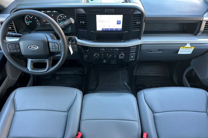 Ford F-250SD Vehicle Full-screen Gallery Image 14
