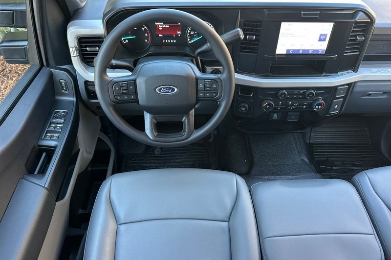 Ford F-250SD Vehicle Full-screen Gallery Image 15