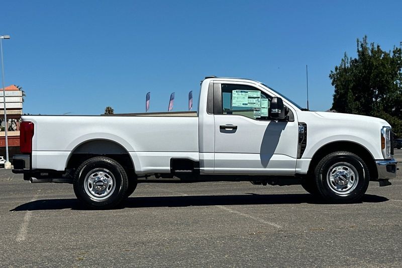 Ford F-250SD Vehicle Full-screen Gallery Image 02