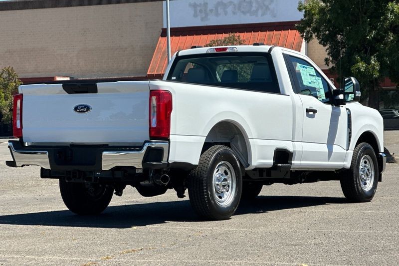 Ford F-250SD Vehicle Full-screen Gallery Image 03