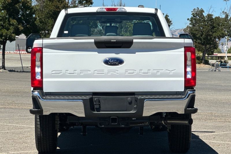Ford F-250SD Vehicle Full-screen Gallery Image 04