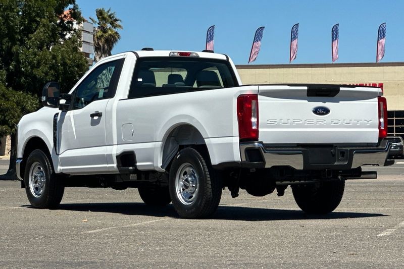 Ford F-250SD Vehicle Full-screen Gallery Image 05