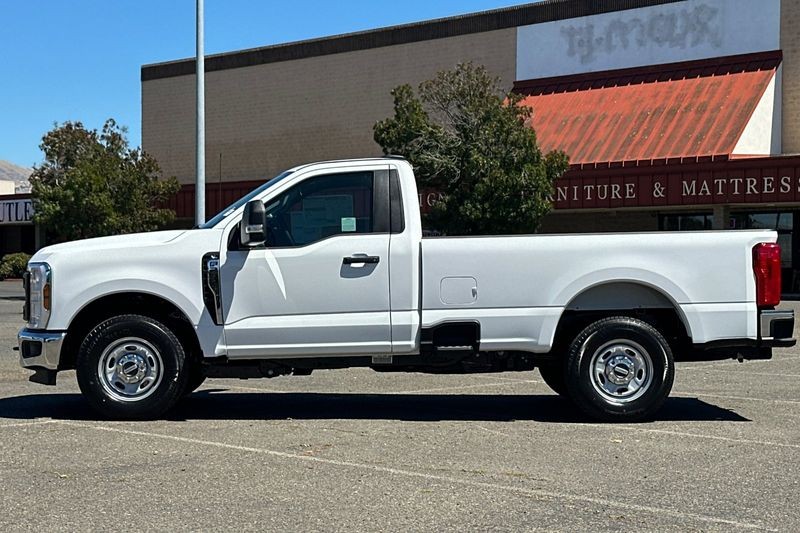 Ford F-250SD Vehicle Full-screen Gallery Image 06