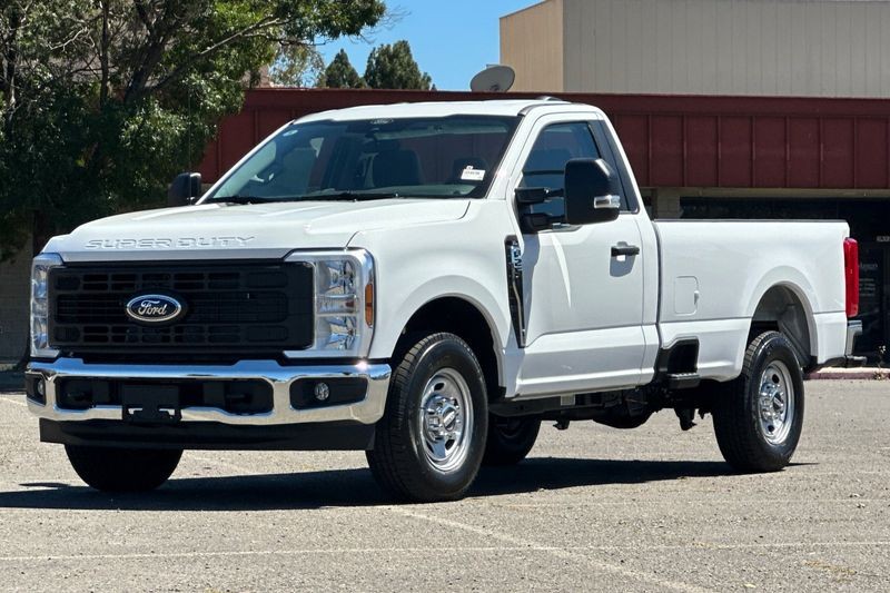 Ford F-250SD Vehicle Full-screen Gallery Image 07
