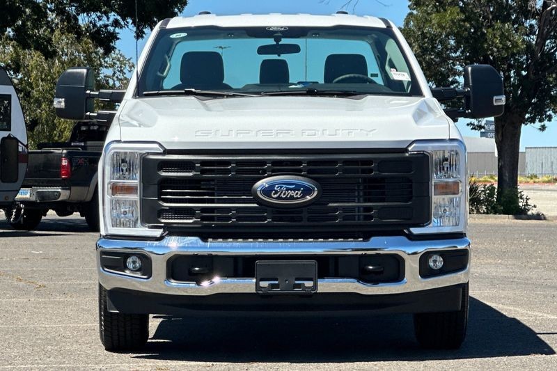 Ford F-250SD Vehicle Full-screen Gallery Image 08