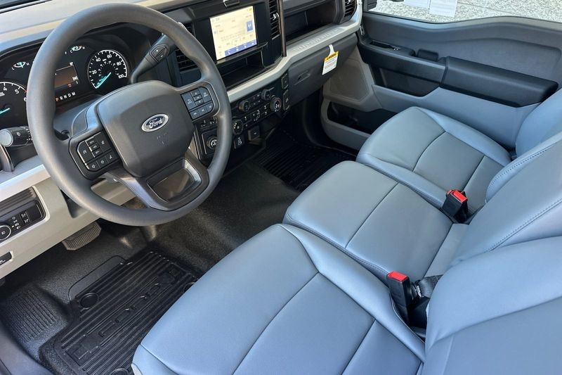 Ford F-250SD Vehicle Full-screen Gallery Image 09