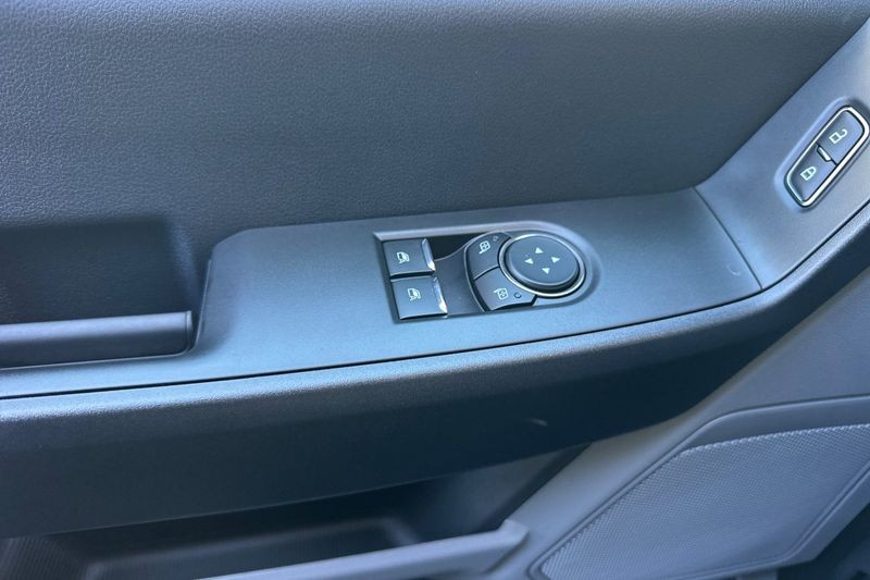 Ford F-250SD Vehicle Full-screen Gallery Image 10