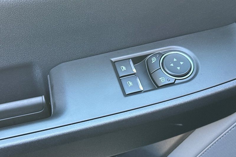 Ford F-250SD Vehicle Full-screen Gallery Image 11