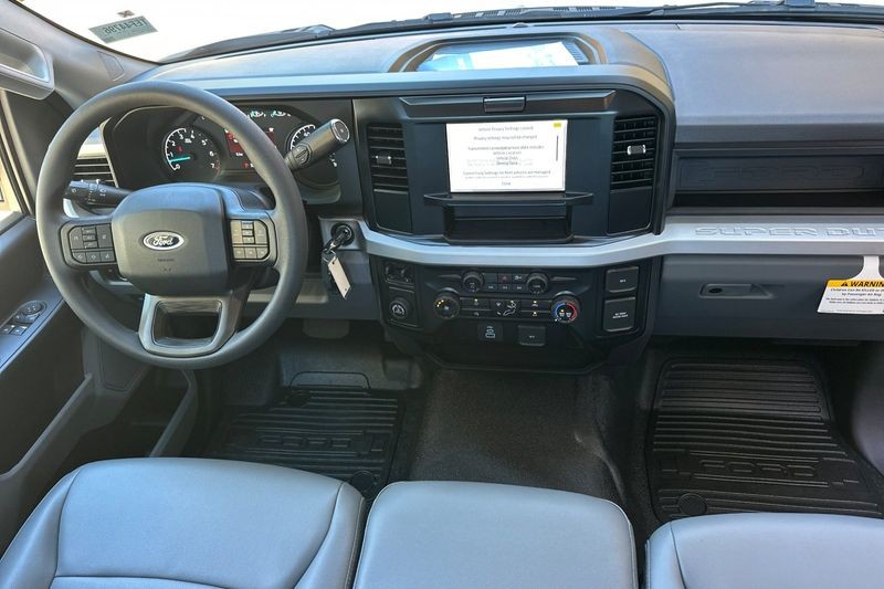 Ford F-250SD Vehicle Full-screen Gallery Image 12