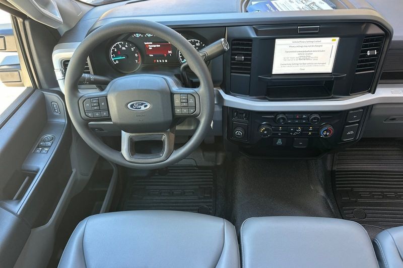 Ford F-250SD Vehicle Full-screen Gallery Image 13