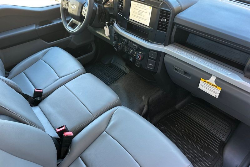 Ford F-250SD Vehicle Full-screen Gallery Image 14