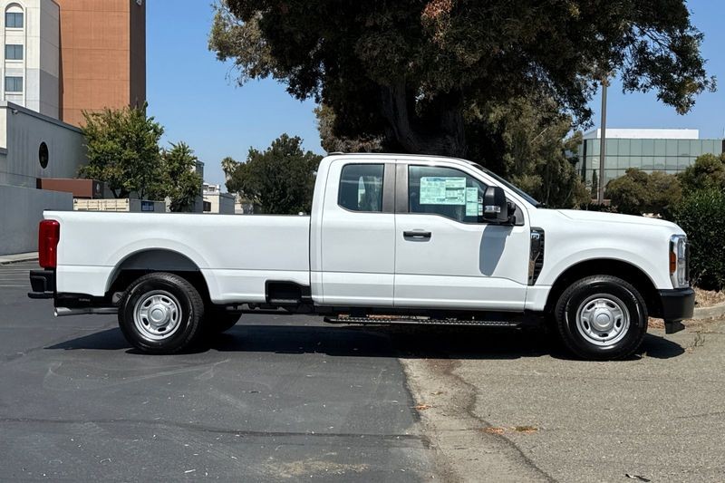 Ford F-250SD Vehicle Full-screen Gallery Image 02