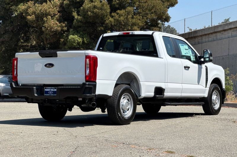 Ford F-250SD Vehicle Full-screen Gallery Image 03