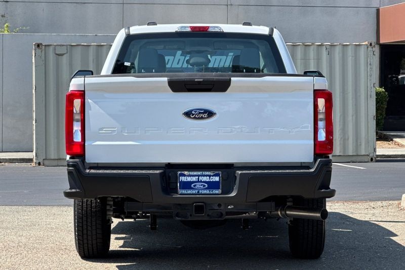 Ford F-250SD Vehicle Full-screen Gallery Image 04