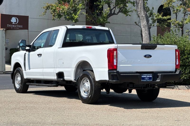 Ford F-250SD Vehicle Full-screen Gallery Image 05