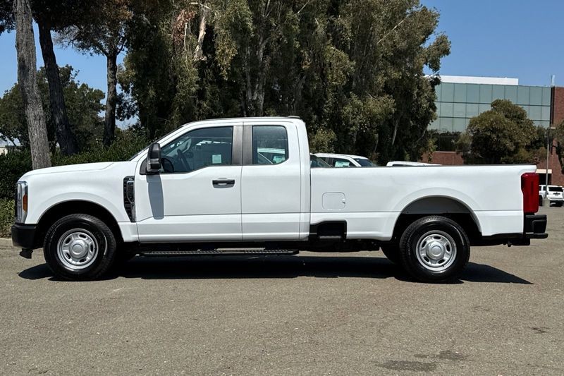 Ford F-250SD Vehicle Full-screen Gallery Image 06
