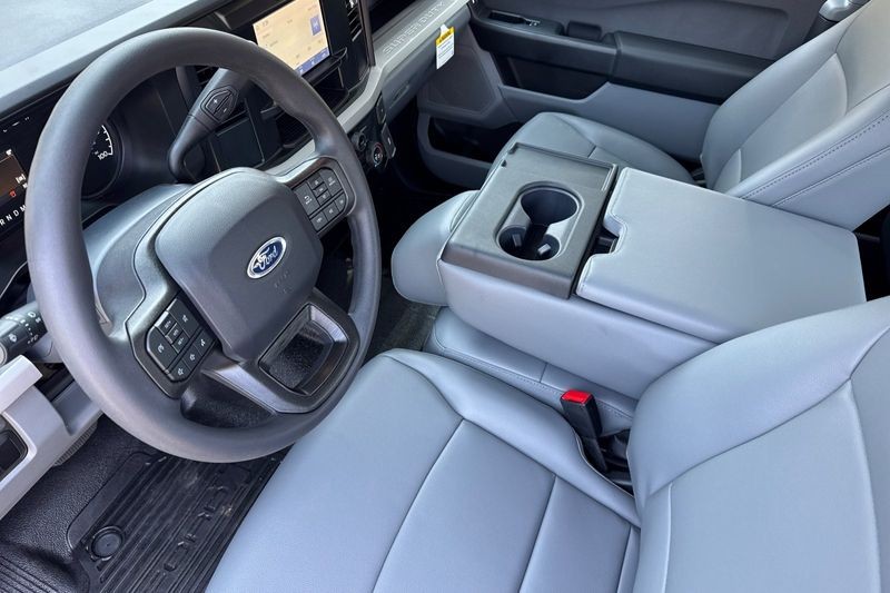 Ford F-250SD Vehicle Full-screen Gallery Image 09