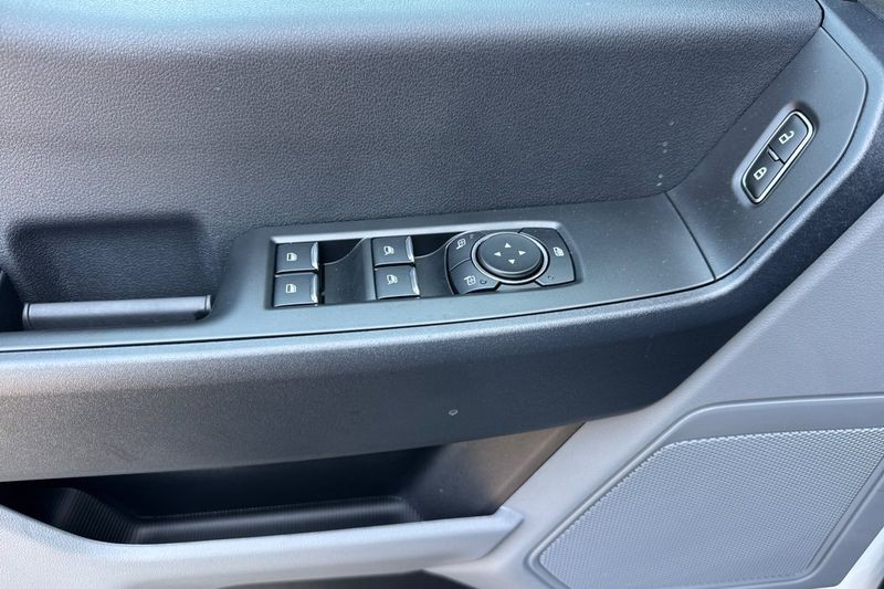 Ford F-250SD Vehicle Full-screen Gallery Image 10
