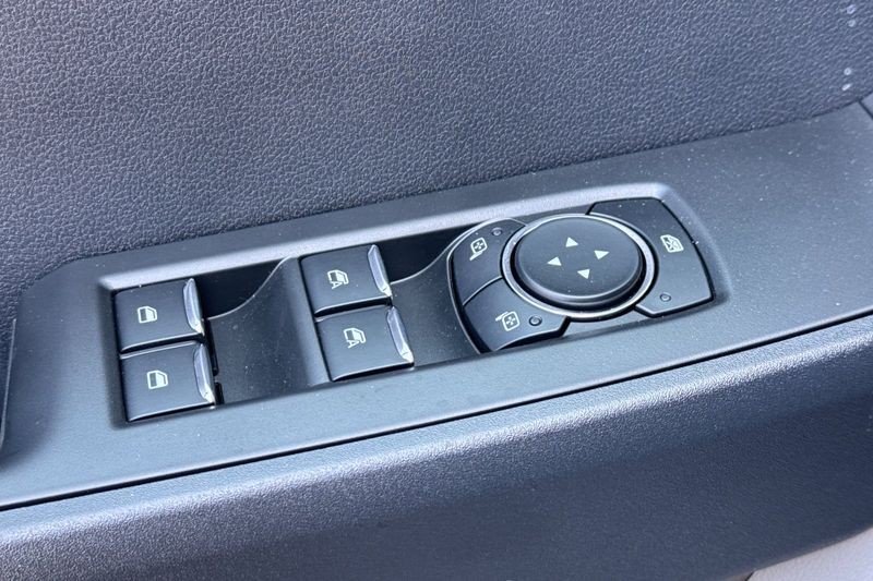 Ford F-250SD Vehicle Full-screen Gallery Image 11