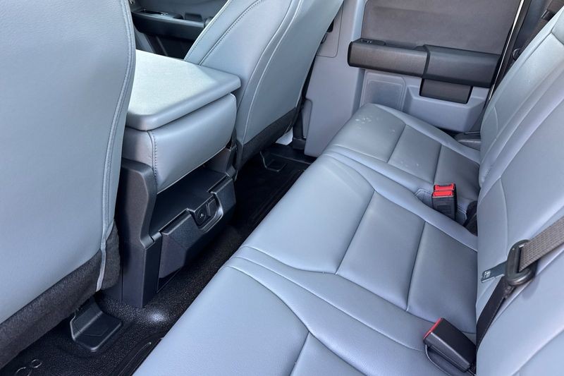 Ford F-250SD Vehicle Full-screen Gallery Image 12